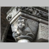 Ripoll, photo Enfo, Wikipedia, Capitell esculpit del claustre.jpg